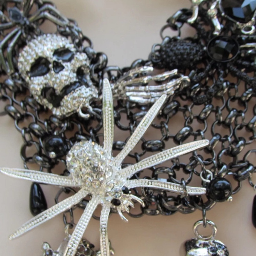 NWT ⚜️🖤⚜️ Natasha Spider and Skull Rhinestone Statement Necklace - Picture 11 of 15